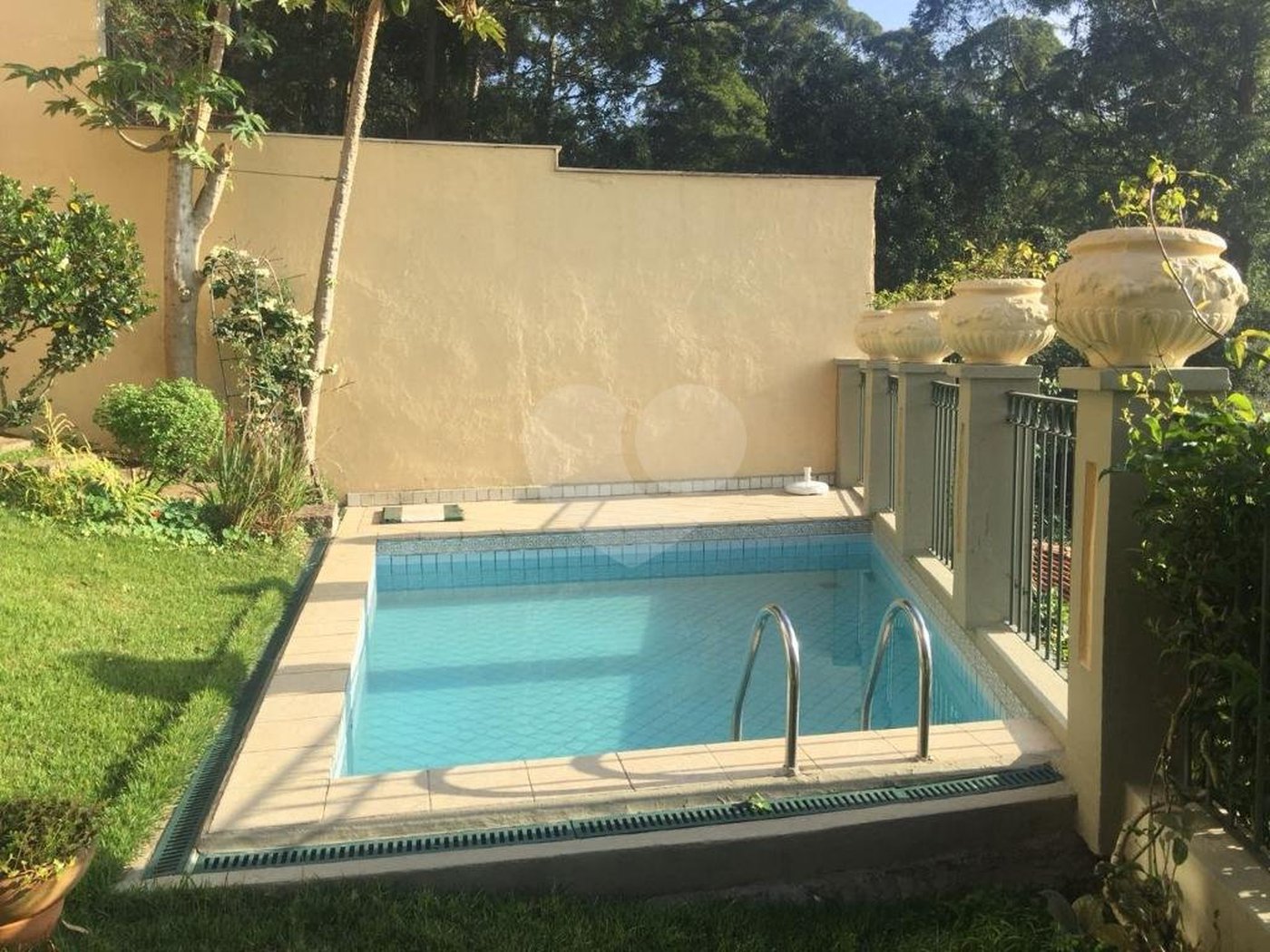 Casa à venda com 5 quartos, sendo 4 suítes, no condomínio Jardim Vitória Régia, São Paulo - SP