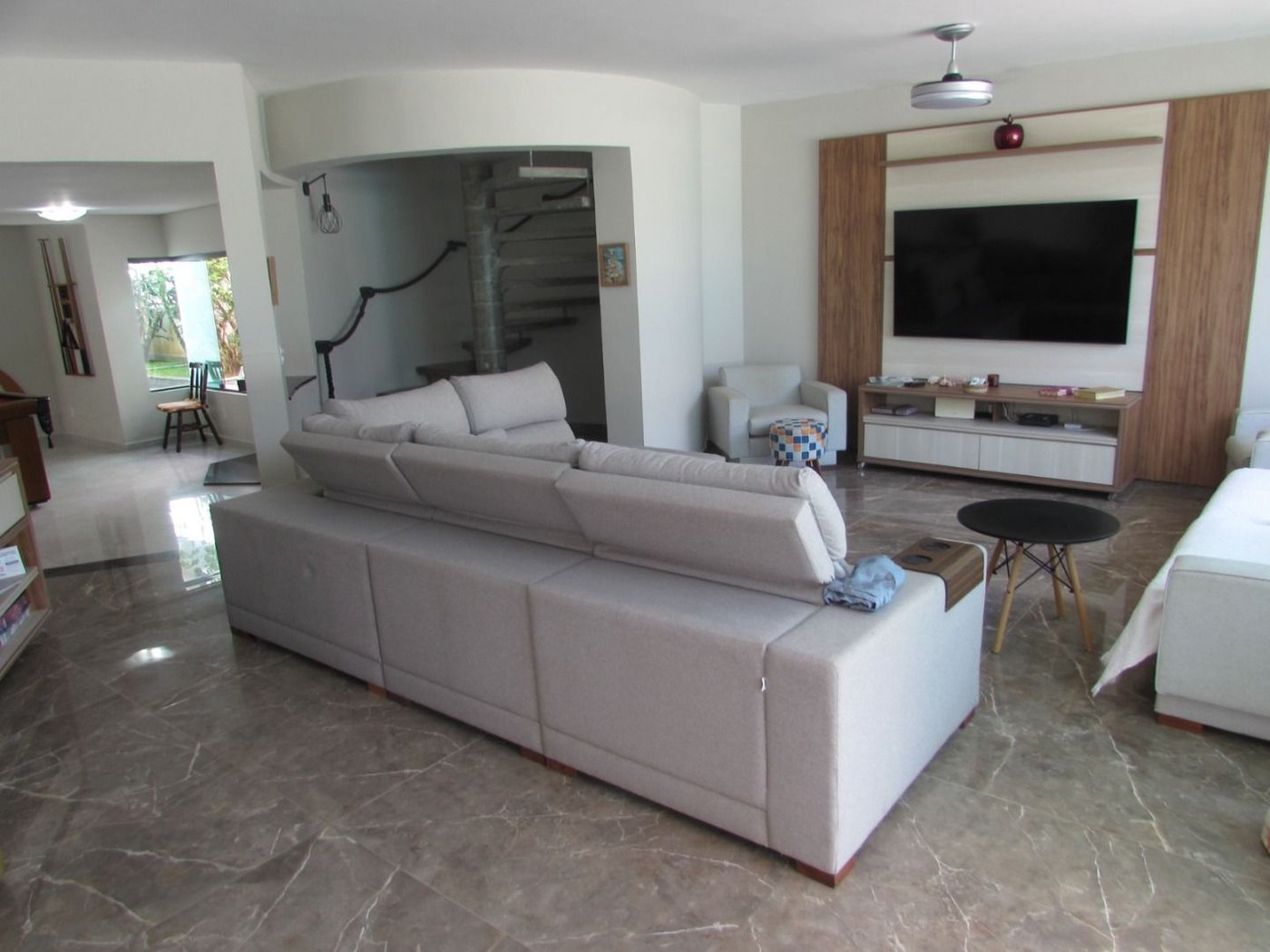 Casa de Alto Padrão com 5 Suítes e Lazer Completo– Guarujá