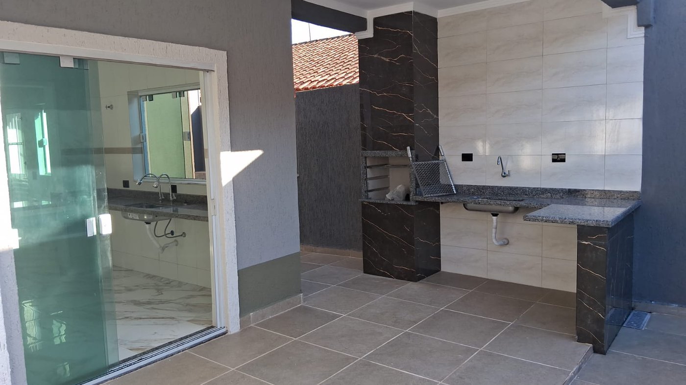 Casa à venda com piscina em Itanhaém