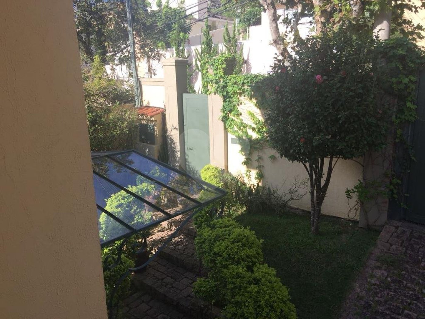 Casa à venda com 5 quartos, sendo 4 suítes, no condomínio Jardim Vitória Régia, São Paulo - SP