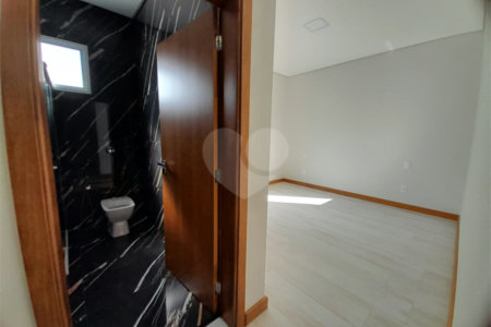 Belíssima Casa à Venda no Condomínio Damha IV