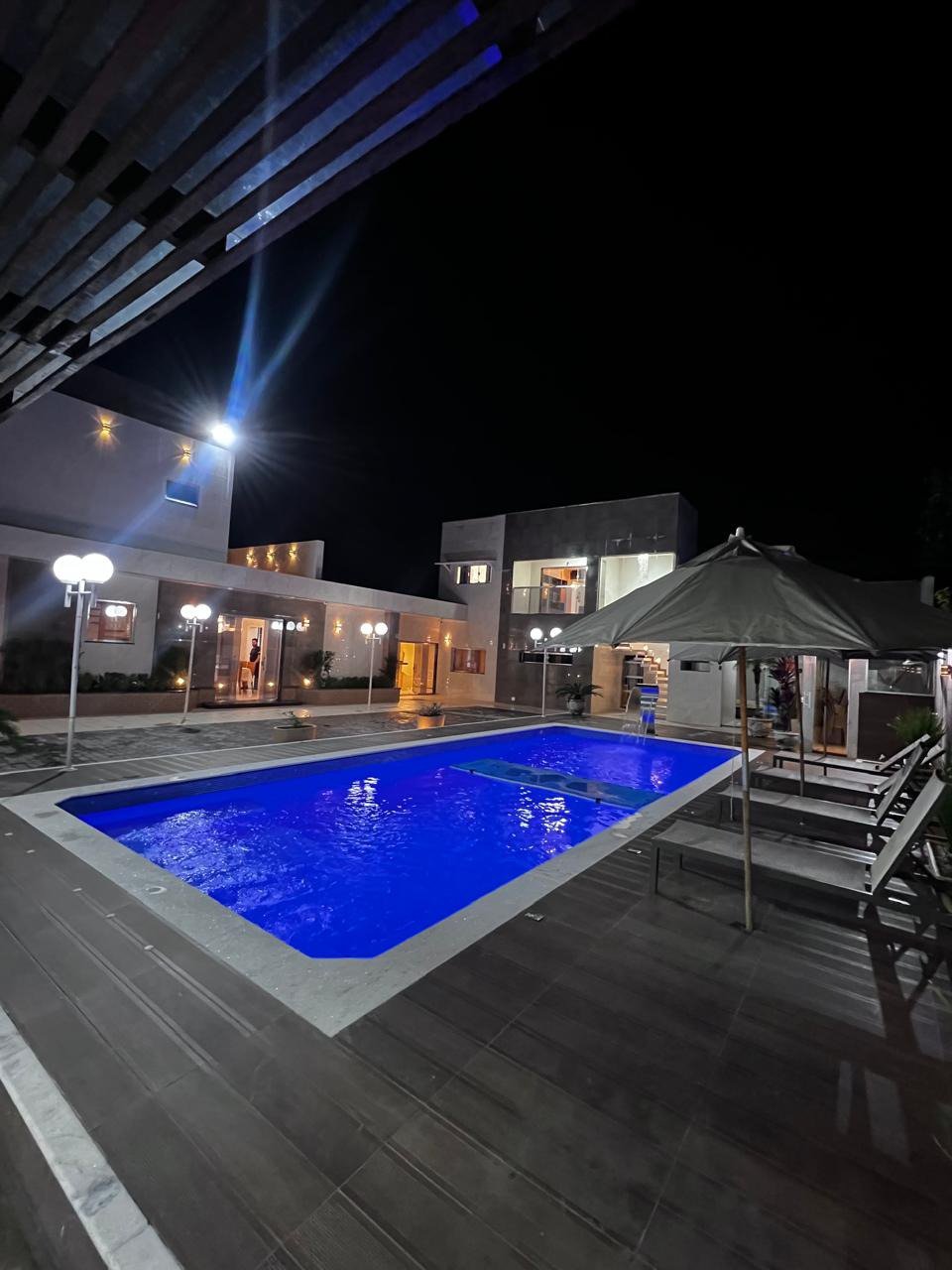 Casa à venda com 8 quartos, sendo 2 suítes, em Flórida, Praia Grande, SP