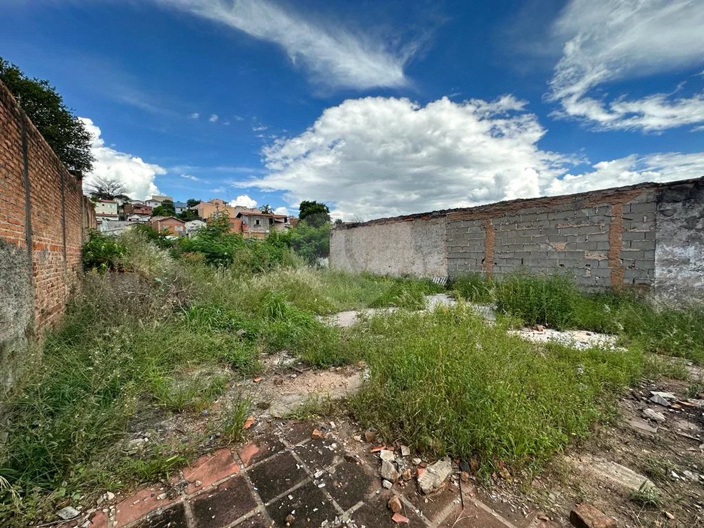 Terreno residencial com vocação comercial à venda no bairro Jaraguá. - 300 m² - 10x30 + acesso a área verde (50 m²)