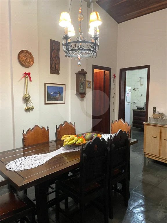 Casa à venda, 742 m², com piscina, 5 suítes, em Embu das Artes