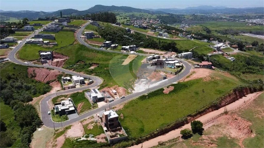 Terreno em condomínio fechado com 1.086 metros, pronto para construir, ampla área de lazer, aceita financiamento