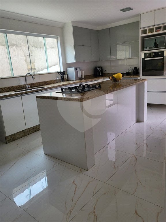 Casa à venda com 4 quartos, sendo 3 suítes, no condomínio Residencial Nelson Pinto, Rio de Janeiro - RJ