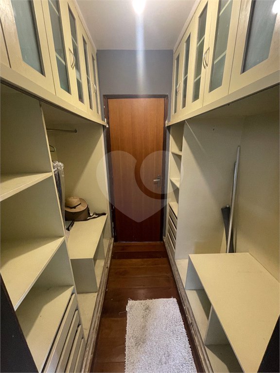 Casa à venda com 5 quartos, sendo 3 suítes, no condomínio Recanto das Palmeiras, Rio de Janeiro - RJ