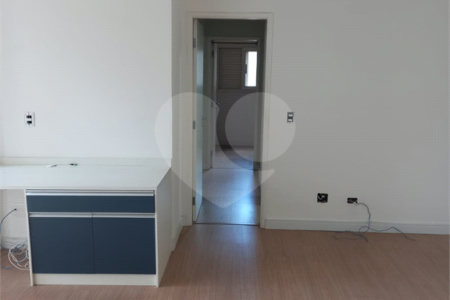 Apartamento à venda com 3 quartos, sendo 1 suíte,  em Vila Olímpia, São Paulo, SP
