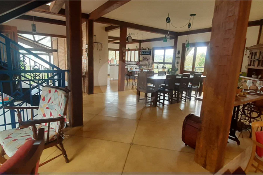 Casa à venda com 5 quartos, sendo 4 suítes, no condomínio Alpes da Cantareira, Mairiporã - SP