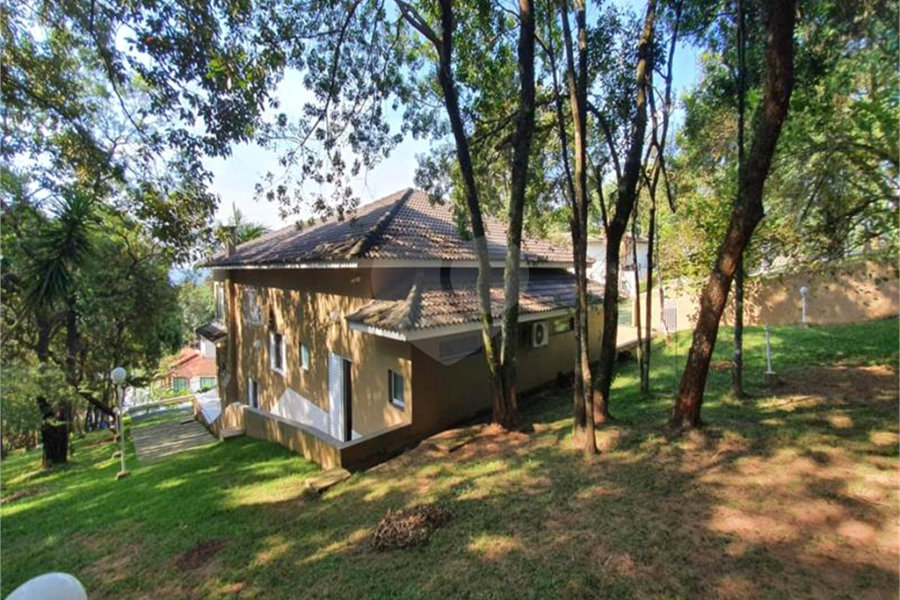Sobrado à venda com 4 quartos, sendo 3 suítes, em Serra da Cantareira, Mairiporã, SP