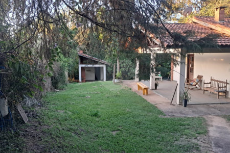 Chácara à Venda no Country Club em Valinhos | Terreno Amplo, 3 Casas e Muito Verde