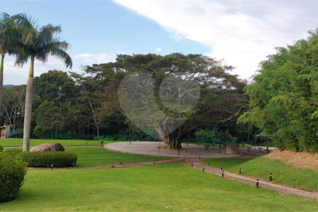 Casa à venda com 4 suítes no condomínio Figueira Garden, Atibaia - SP