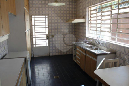 Casa Térrea à venda ou para alugar com 6 suítes em Vila Tramontano, São Paulo, SP