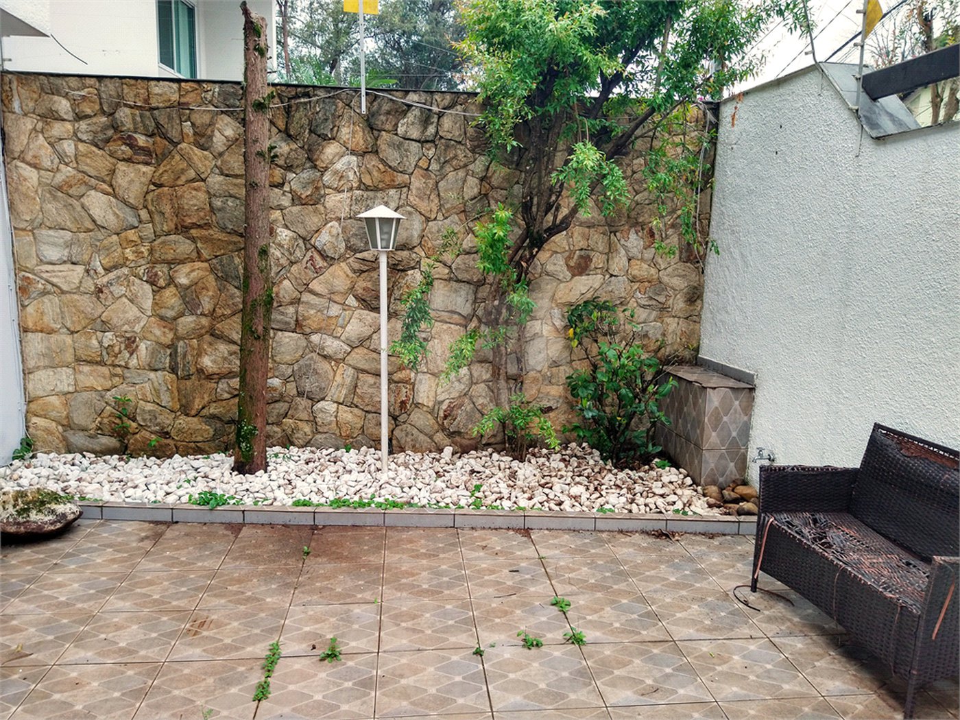 SOBRADO DE 426,0 M² COM 04 SUITES, SALÃO DE FESTAS, 06 VAGAS,06 BANHEIROS E PISCINA PARA LOCAÇÃO OU VENDA NO BARRO BRANCO