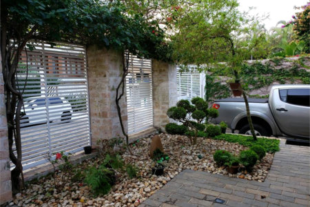 CASA COM 250m² 5 QUARTOS SENDO 3 SUITES COM 3 VAGAS