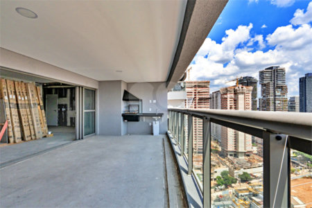 Apartamento à venda com 4 quartos, sendo 2 suítes,  em Jardim das Acácias, São Paulo, SP
