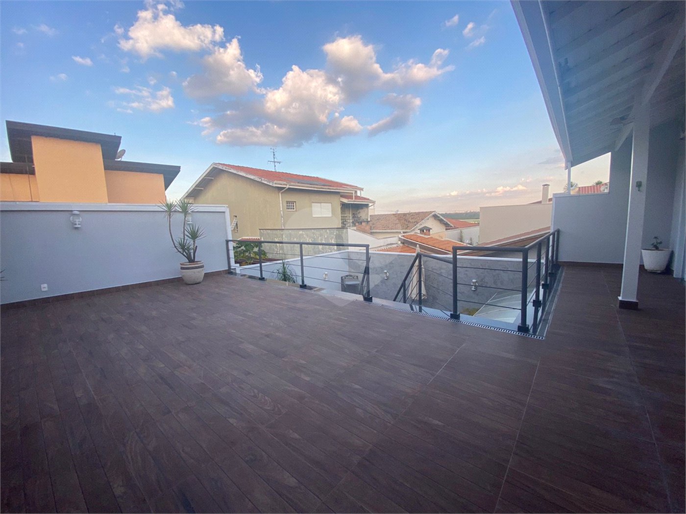 Casa à venda com 4 suítes no condomínio Okinawa, Paulínia - SP