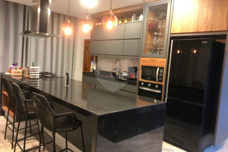 Sobrado à venda com 4 quartos, sendo 2 suítes,  no Centro, Joanópolis, SP