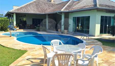 Casa à venda com 4 suítes no condomínio Bougainville, Peruíbe - SP