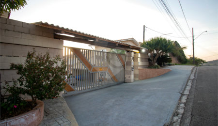 Casa à venda com 3 quartos, sendo 1 suíte,  no condomínio Vilaregio, São Roque - SP