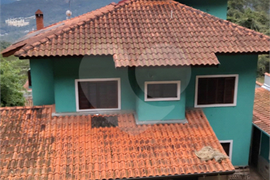 Casa à venda com 4 quartos, sendo 1 suíte, no condomínio Parque Suiça, Caieiras - SP