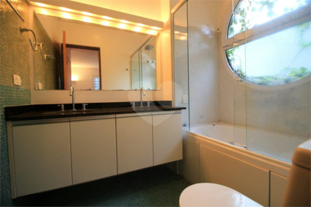 Casa à venda ou para alugar com 5 quartos, sendo 3 suítes, em Vila Madalena, São Paulo, SP