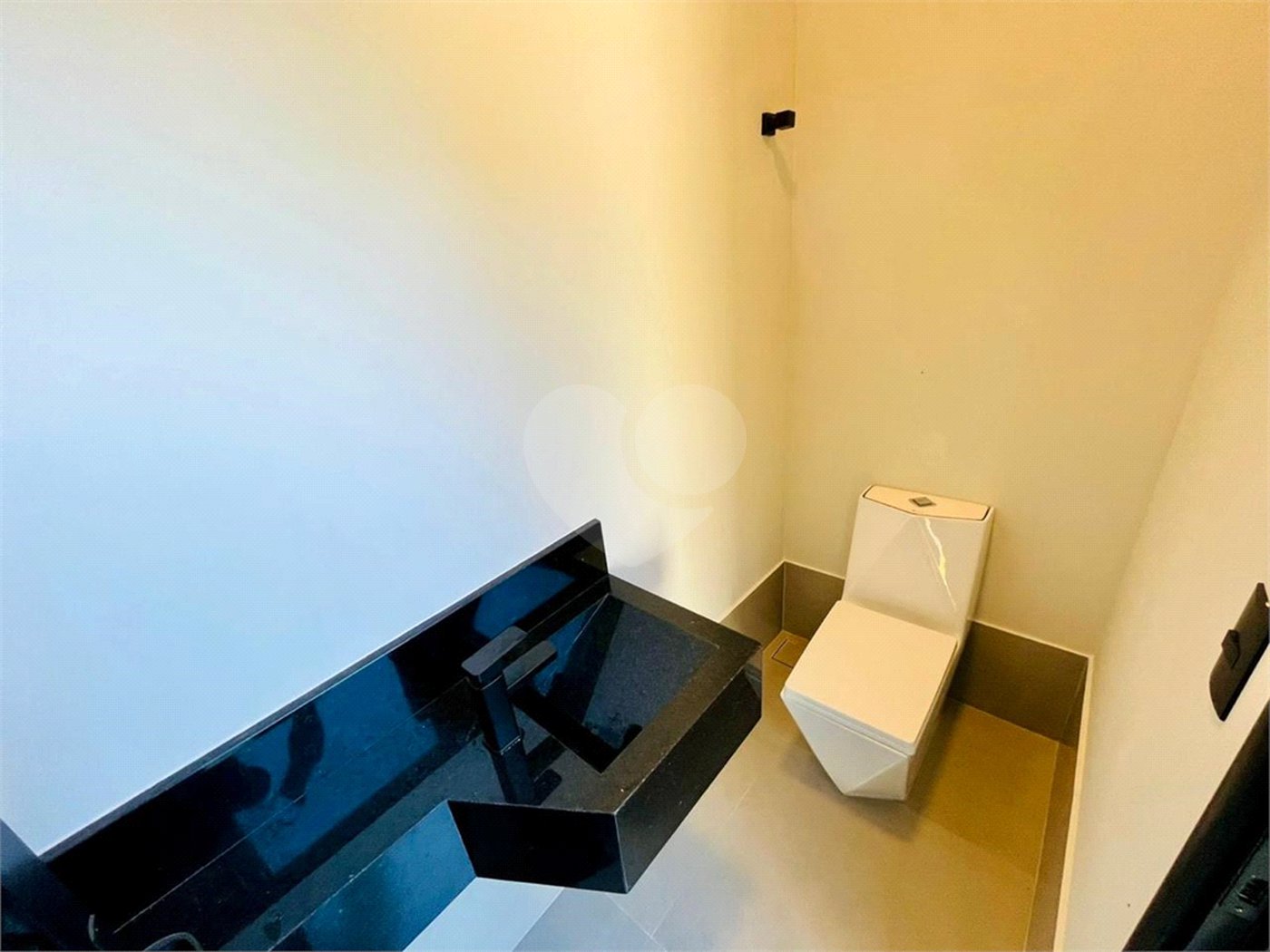 Casa à venda com 3 quartos, sendo 1 suíte,  no condomínio Cerejeiras, Araçoiaba da Serra - SP
