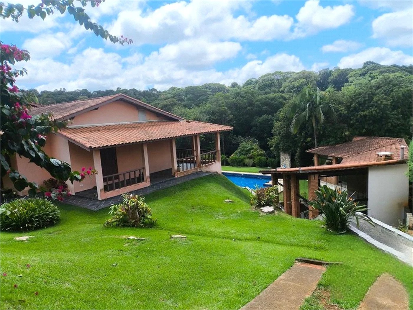 Casa à venda com 3 suítes no condomínio Granja Verediana, Ibiúna - SP