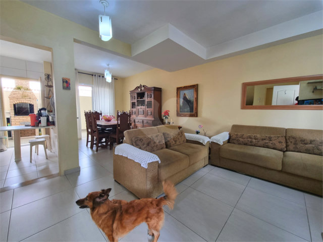 Casa à venda com 3 quartos, sendo 1 suíte,  no condomínio Village St. Louis, São Paulo - SP