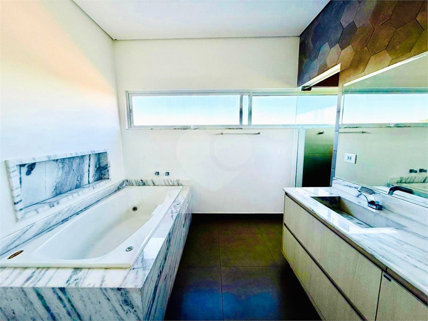 Casa à venda com 4 quartos, sendo 3 suítes, no condomínio Village Araçoiaba, Araçoiaba da Serra - SP