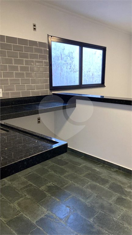 Casa à venda com 4 quartos, sendo 2 suítes,  no Centro, Serra Negra, SP
