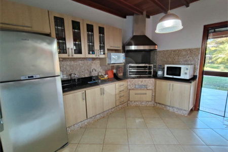 Casa à venda com 7 quartos, sendo 4 suítes, no condomínio Riviera de Santa Cristina XIII, Paranapanema - SP