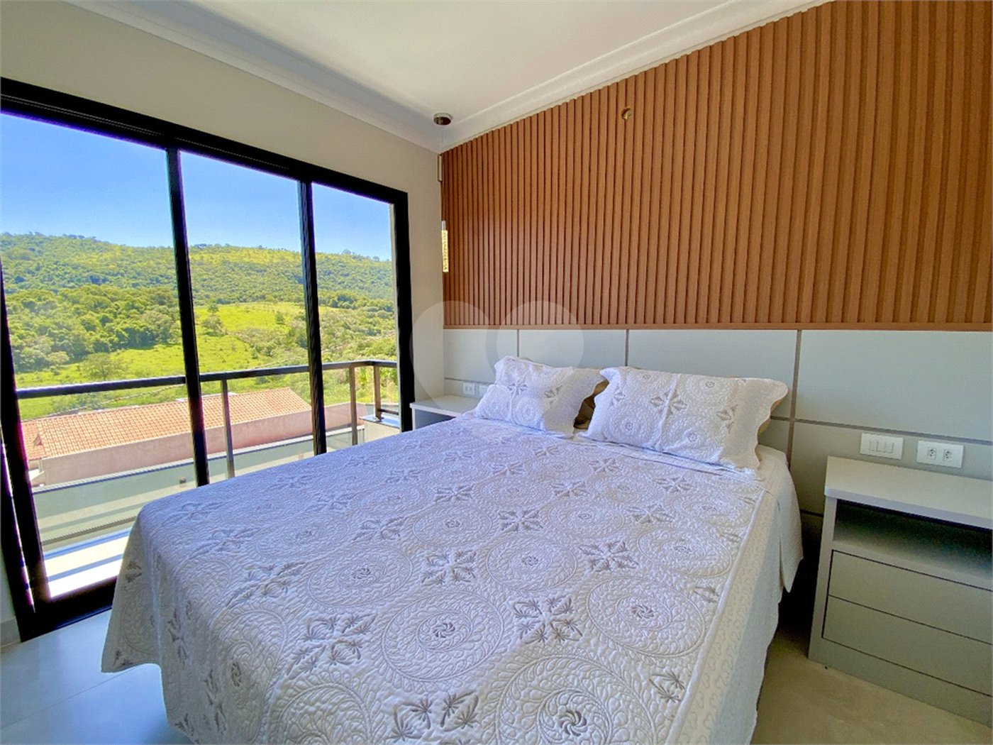 Casa à venda com 3 quartos, sendo 2 suítes, no condomínio Residencial Marchant Buarque, Atibaia - SP