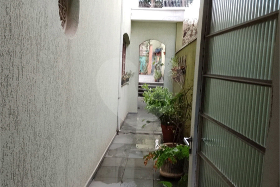 Oportunidade! Super sobrado em rua tranquila e ótima localização