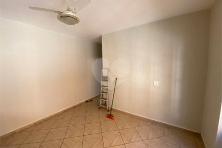 Casa térrea com salão comercial para venda no Santa Felícia.