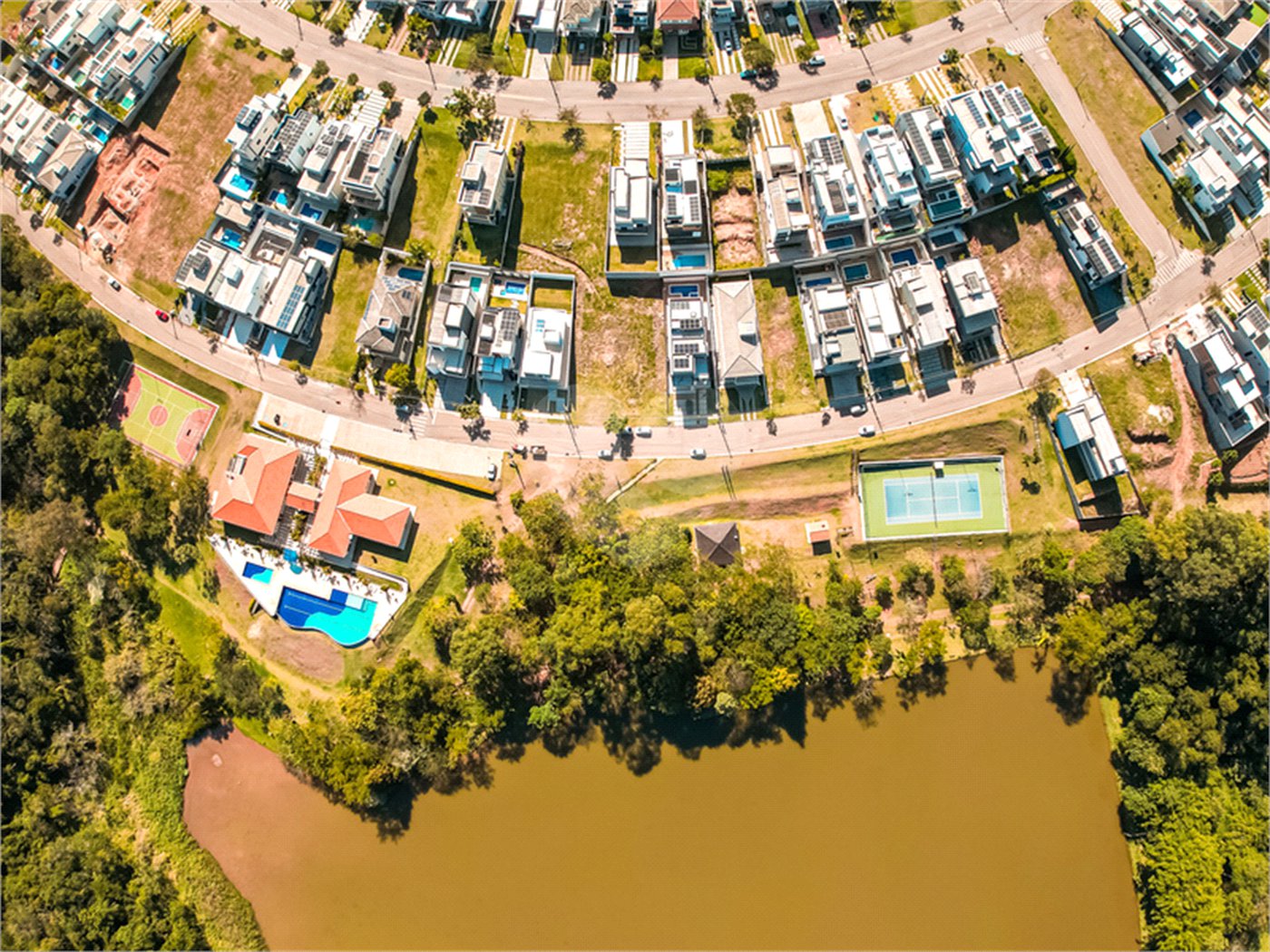 Sobrado à venda em Itupeva – 421,80 m² de terreno – 254,28 m² de área construída – 3 dormitórios – 4 banheiros – 4 vagas de garagem