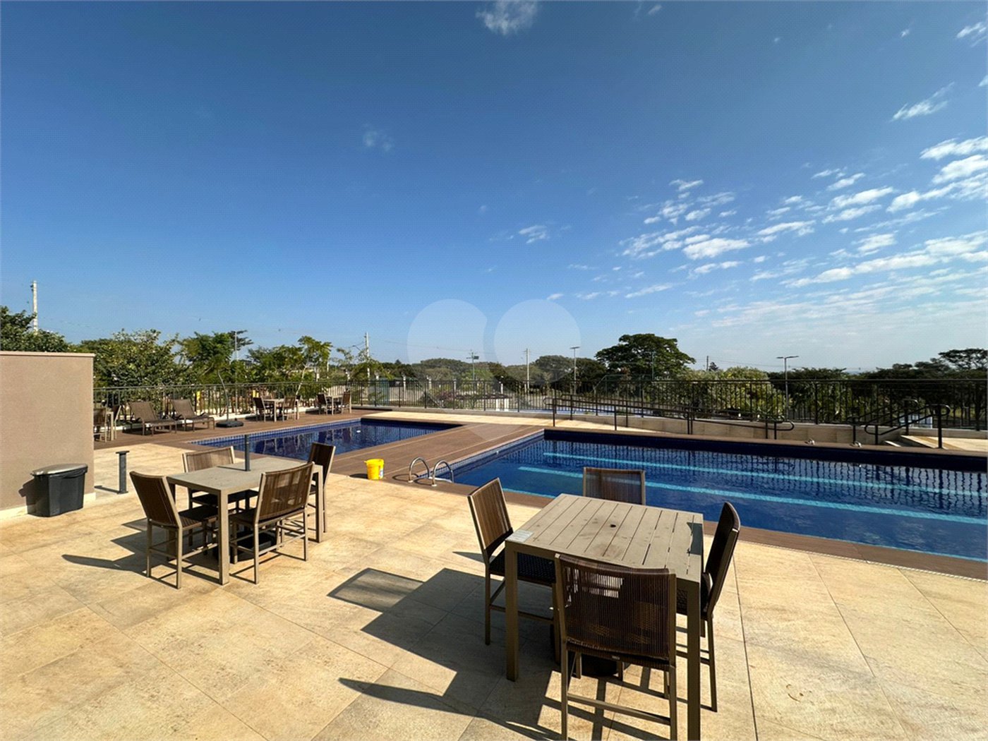 Sobrado á venda com 03 suítes, no Residencial Villeneuve em São Carlos-SP.