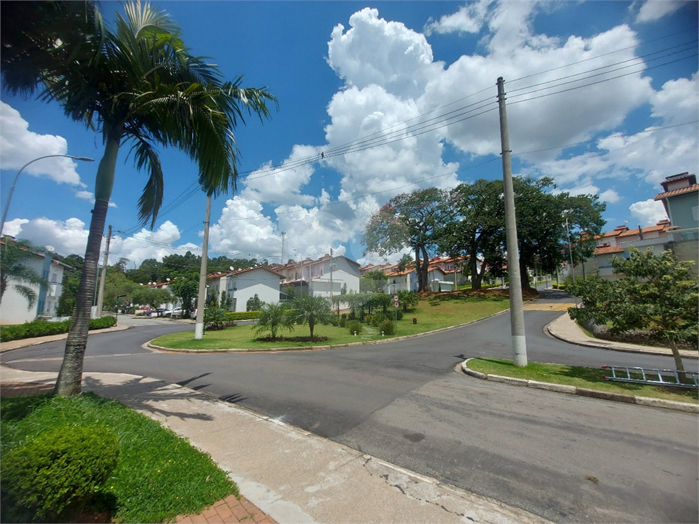 Casa à venda com 2 quartos, sendo 1 suíte, no condomínio Residencial Viva Vida, Cotia - SP
