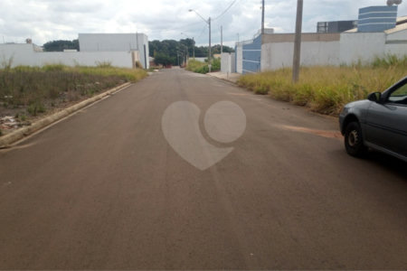 Lote no Jardim do Bosque, aceita financiamento ou aquisição de terreno e construção .