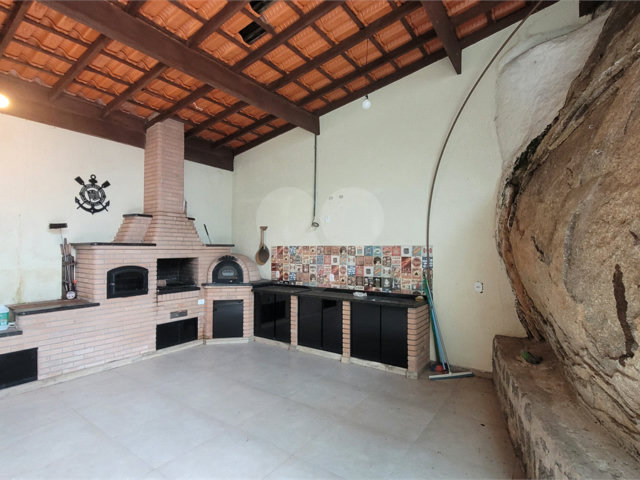 Casa à venda com 4 quartos, sendo 1 suíte,  no condomínio Parque Suiça, Caieiras - SP