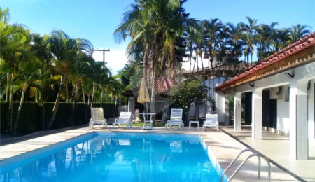 Casa à venda com 8 quartos, sendo 6 suítes,  no condomínio Acapulco, Guarujá - SP