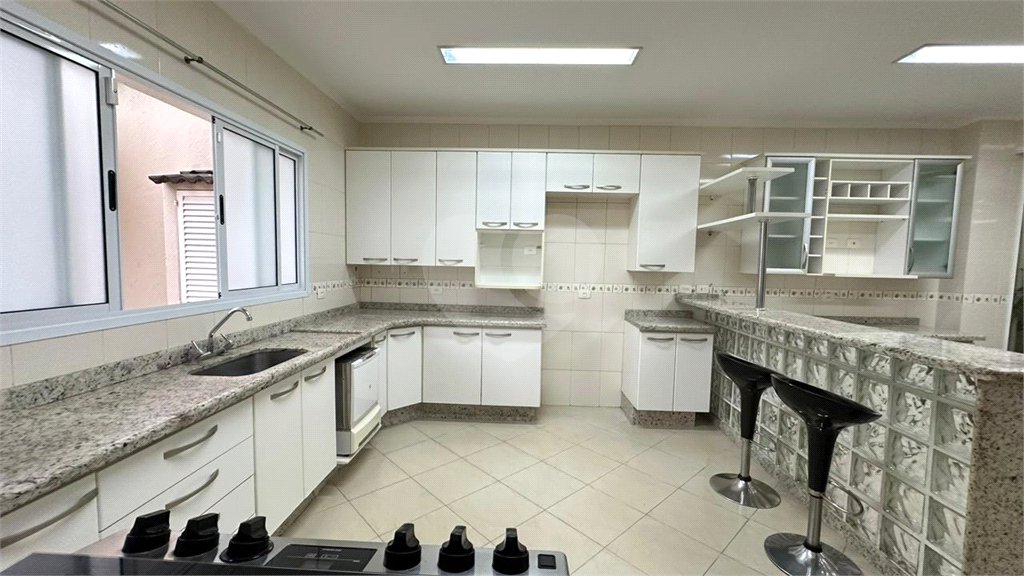 Casa à venda com 4 quartos, sendo 3 suítes, em Vila Galvão, Guarulhos, SP