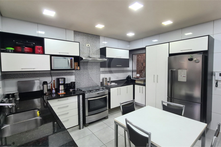 Sobrado à venda com 4 quartos, sendo 2 suítes, em Santa Teresinha, São Paulo, SP