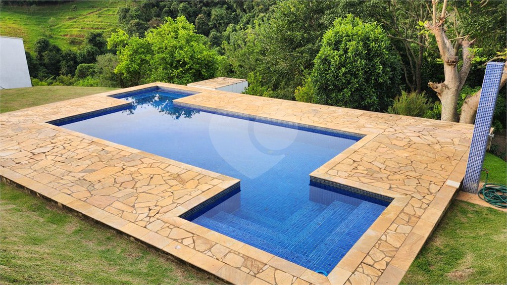Casa à venda com 5 quartos, sendo 2 suítes, no condomínio Residencial Jardim Primavera, Louveira - SP