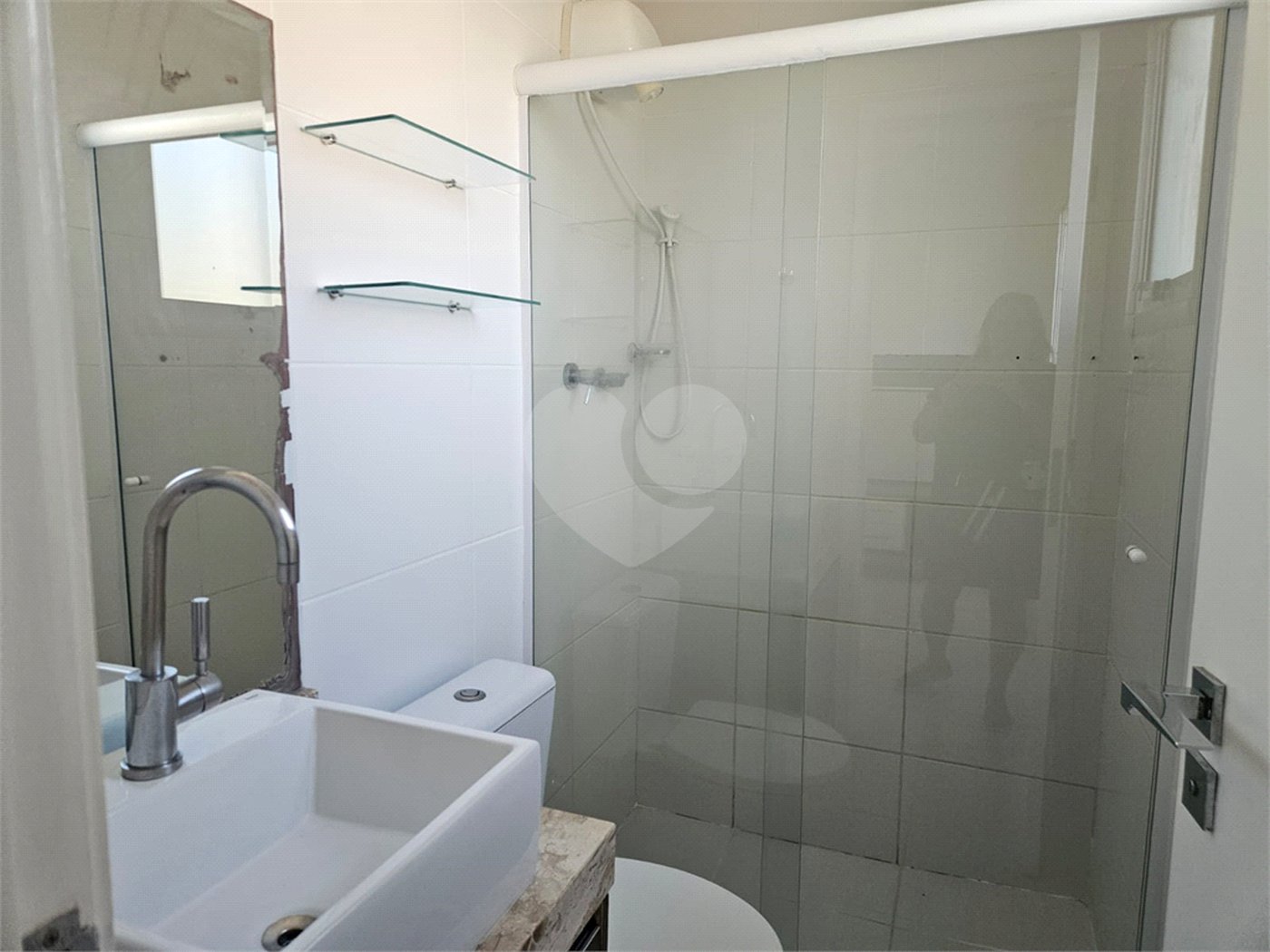 Casa à venda com 2 quartos, sendo 1 suíte, no condomínio Vitória Park, Suzano - SP