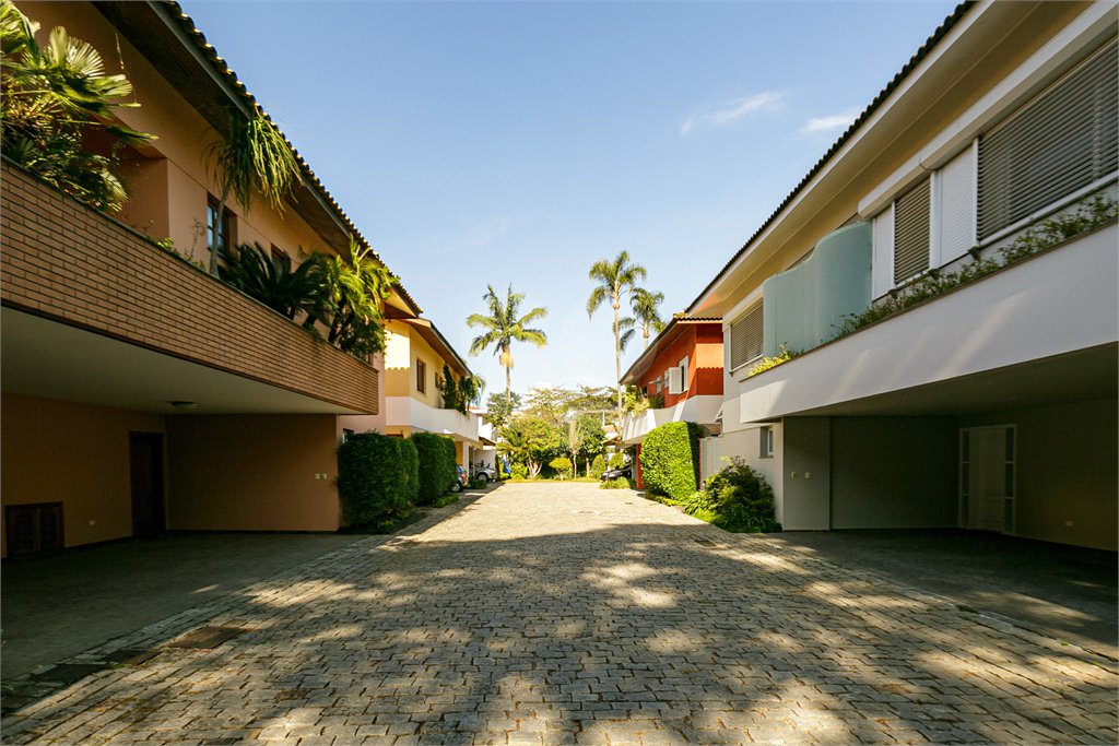 Casa à venda com 4 quartos, sendo 2 suítes, no condomínio Parque das Arvores, São Paulo - SP