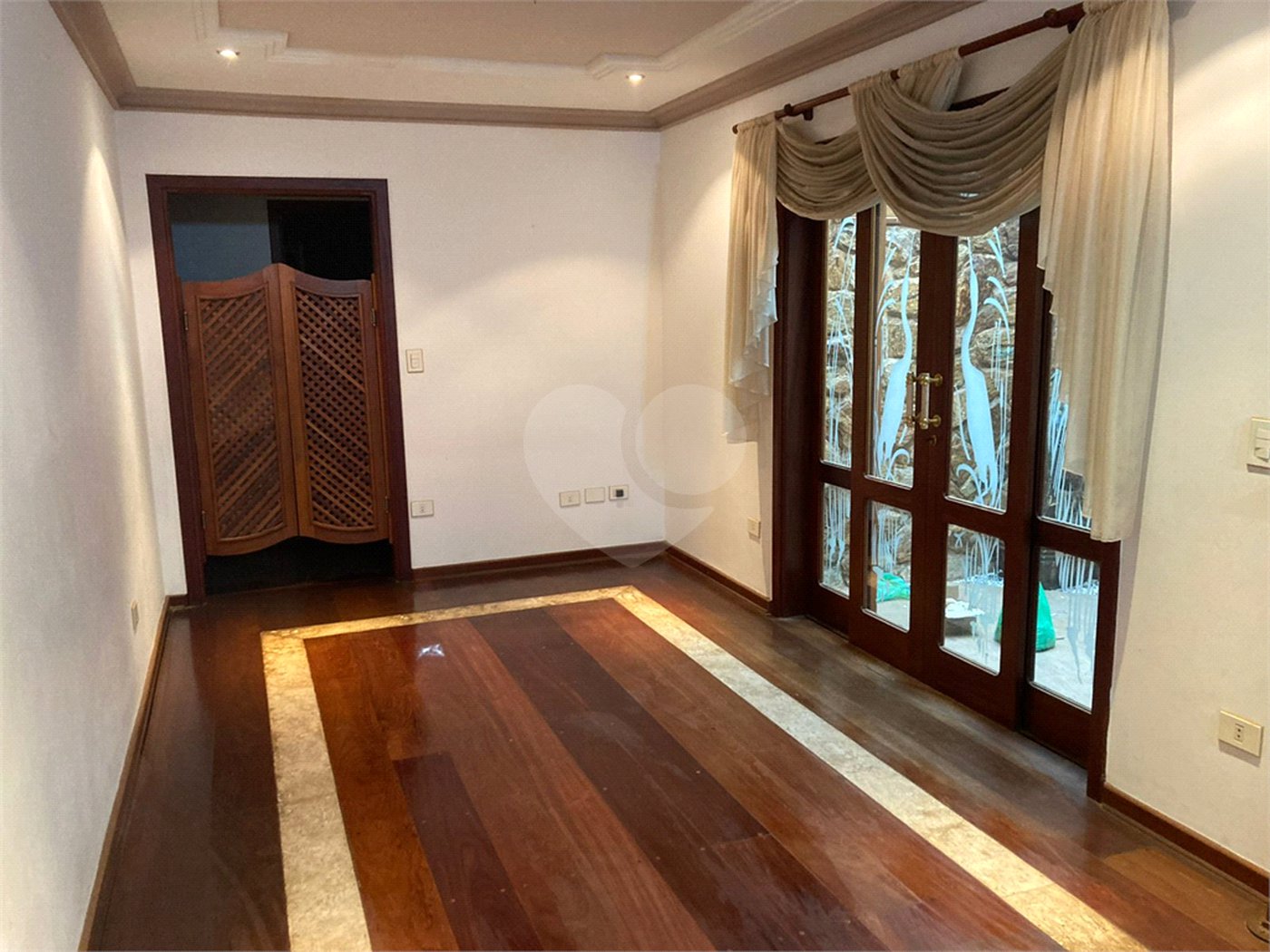 Casa Térrea com Acabamento em Tijolo Aparente e Quintal Amplo - Próximo ao Shopping Iguatemi