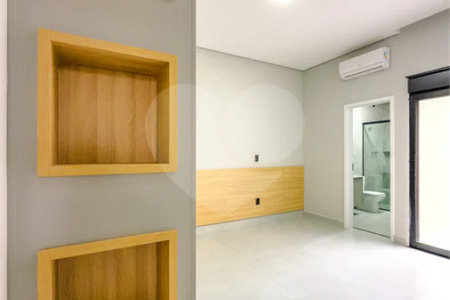 Indaiatuba - Jardim Bom sucesso - Área total: 150m² - Área construída: 115m² - 3 dormitórios sendo 1 suíte com armário planejado;Sala para dois ambientes; Banheiros com box gabinetes e espelhos; Área gourmet com churrasqueira a carvão e móveis planejados; Lavanderia coberta; Ar condicionado na sala