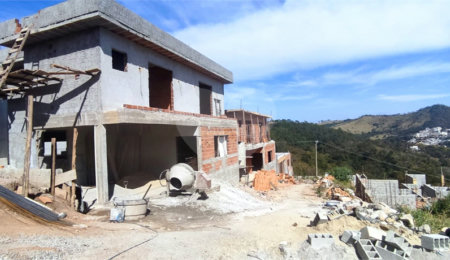Casa à venda com 4 quartos, sendo 2 suítes, no condomínio Jaboticabeiras, Atibaia - SP