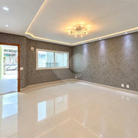 Sobrado geminado com 185 m², 3 suítes, closet, 4 vagas, área gourmet, sótão, energia solar, aquecimento de água e sistema completo de segurança.